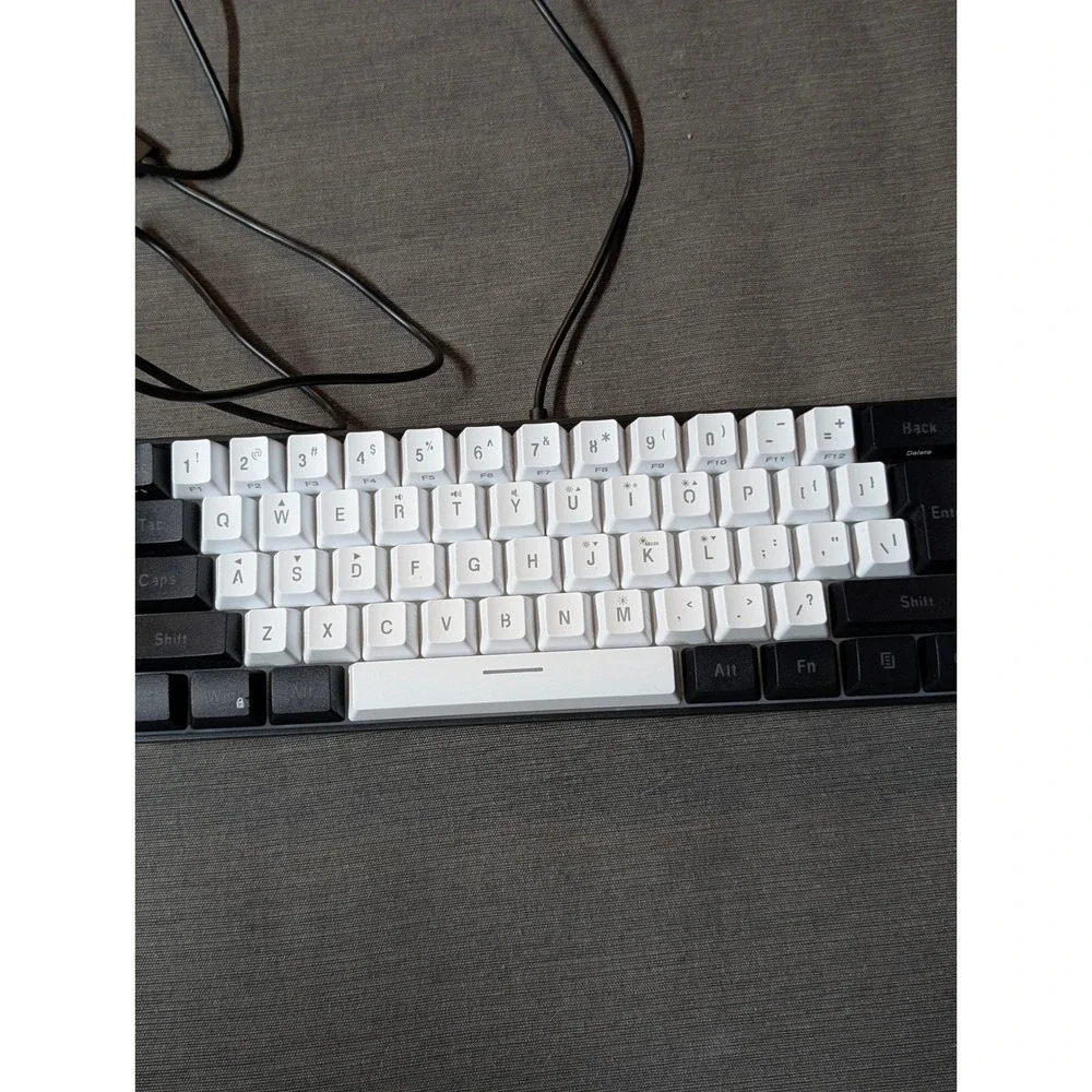Snpurdiri V800 61-Key RGB Streamer Gaming Keyboard 60% Wired USB Black White